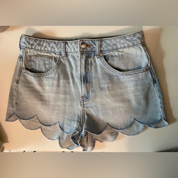 H&M scalloped hem shorts denim lightwash US 6 Euro 36 - Picture 3 of 13